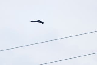 Ruski kamikaza dron Geran 2 viđen na putanji kako napada ukrajinsku stambenu zgradu